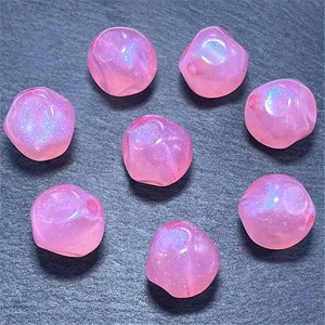 Detalle de cuentas de higo acrilico rosa sirena para fabricacion de joyas y dijes de telefono.