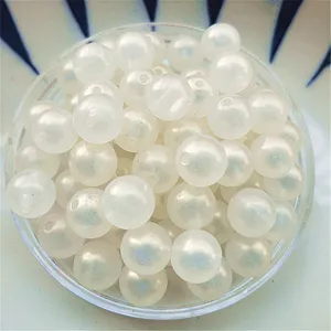 Détail de perle en acrylique translucide blanche, idéal pour la fabrication de bijoux DIY.