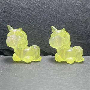 Pendentif licorne en résine lumineuse jaune pour accessoire bijoux DIY en gros plan