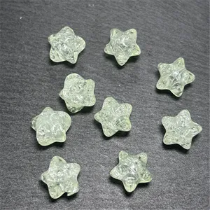 Gros plan detail des perles etoiles en acrylique avec texture et couleur vert clair.