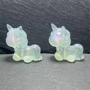 Gros plan de perles licorne iridescentes lumineuses pour chaines de telephone et loisirs.