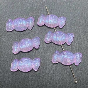 Detalle cuentas caramelo nacaradas luminosas, dijes de resina malva iridiscente para joyas DIY.