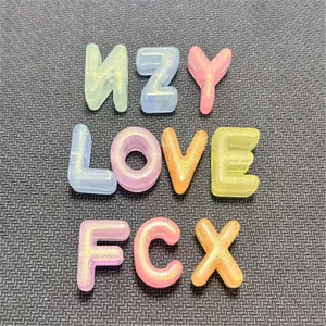 Cuentas de letras de acrilico de colores para llaveros DIY y accesorios de joyeria.