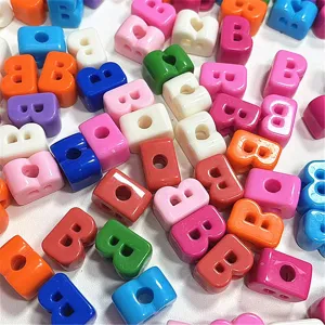 Cuentas acrílicas coloridas con letras del alfabeto para accesorios de joyería y manualidades.