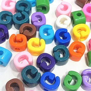 Primer plano de cuentas de letras DIY de acrilico coloridas para accesorios hechos a mano