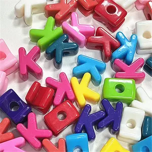 Cuentas de letras de alfabeto de acrilico colorido con grandes agujeros para manualidades.