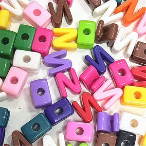 Primer plano de cuentas de letras acrílicas de colores, ideal para manualidades y joyas DIY.
