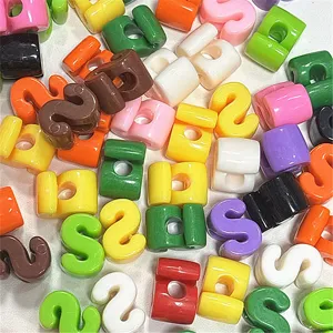 Cuentas de letras de acrílico de agujero grande primer plano para hacer joyería artesanal DIY