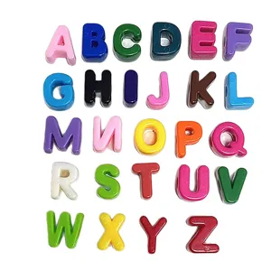 Cuentas de letras del alfabeto acrilico colorido para joyas hechas a mano y llaveros bonitos.