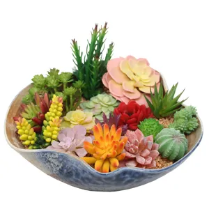 Conjunto de plantas suculentas artificiales en maceta, vegetación decorativa colorida.