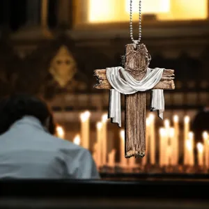 Pendente Specchietto Auto In Acrilico Con Croce In Legno Di Pasqua E Zaino Dettaglio