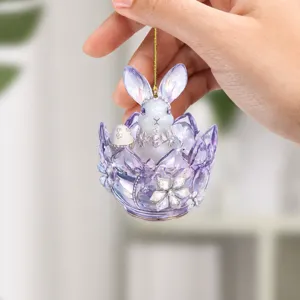 Detaillierte Nahaufnahme des violetten Kristall-Hasen-Hängeanhängers zur Dekoration.