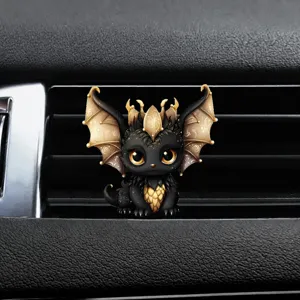 Gros plan d'un clip de ventilation de voiture dragon noir mignon, superbe décor intérieur.