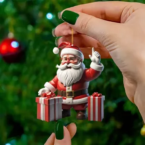 Close-up detail van acryl kerstman kerstboom hangende decoratie met feestelijke geschenken.