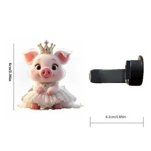 Niedlicher Prinzessin-Schwein-Auto-Lüftungsclip Detail mit Krone und Kleid, kompakte Größe.