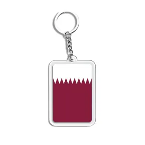 Gedetailleerd overzicht van de acryl sleutelhanger met de vlag van Qatar als souvenir.