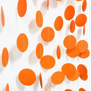 Guirlande de cercles en papier orange d'Halloween, détails de bannière suspendue.