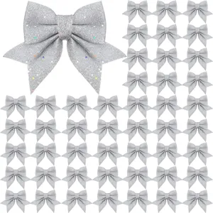 Detailweergave van de zilveren glinsterende kerststrikken set voor boomdecoratie.