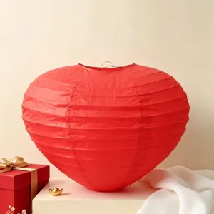 Lanterna di carta rossa a forma di cuore per feste di matrimonio e decorazioni esterne.