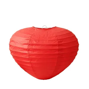 Lanterna di carta pieghevole rossa a forma di cuore per feste e decorazione da giardino.