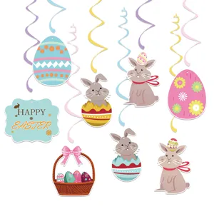 Décoration Pâques spirale suspendue avec mignons lapins oeufs colorés et panneau de fête.