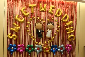 Detailed view of rose gold tinsel curtain perfectly decorated with wedding foil balloons.