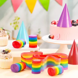 Vue détaillée de rouleaux de papier crêpon arc-en-ciel coloré pour fête et déco DIY.