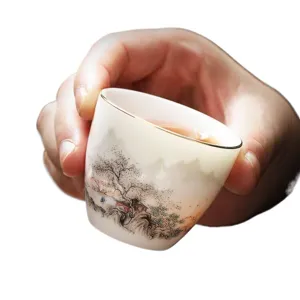 Tasse à thé de maître en céramique blanche avec bord doré et design paysager traditionnel