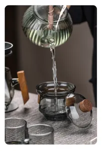 Pichet à thé en verre résistant à la chaleur avec poignée en bois pour cérémonie du thé.