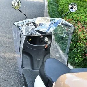 Détail de la housse de pare-brise transparente pour scooter électrique étanche.