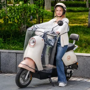 Pare-brise de scooter électrique transparent housse de pluie zippée pour la conduite hivernale.