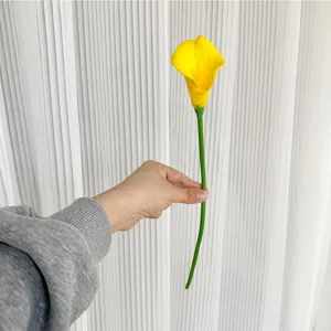 Detailaufnahme der künstlichen gelben Calla Lilie, hochwertige PU Blume für Dekoration.
