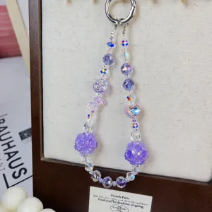 Belle chaine de téléphone en perles de cristal violet avec rose lumineuse et cœur.
