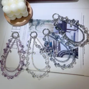 Détail de bracelet en perles de cristal étincelantes et anneaux métalliques élégants.