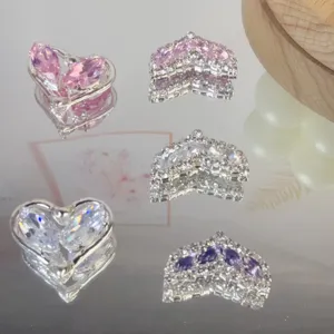 Vista dettagliata di ciondoli fai da te in lega di strass scintillanti, cuore e corona.