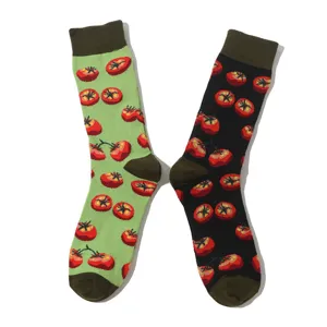 Nahaufnahme von Baumwoll-Wadenstrümpfen mit rotem Tomatenscheiben-Druck in Grün und Schwarz.