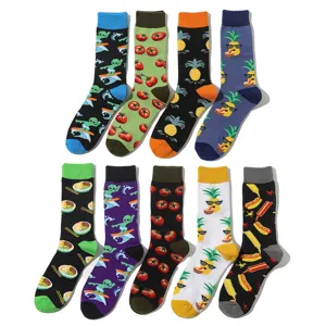 Detailansicht bunter Baumwollsocken mit lustigen Cartoon-Mustern wie Tomaten und Ananas.
