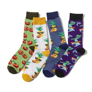 Bunte Cartoon-Früchte und Alien-Muster Baumwoll-Socken, trendiger Stil, bequeme Alltagsmode.
