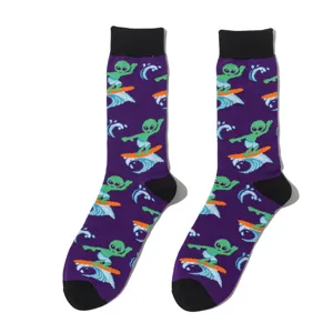 Lila Pixel-Alien-Surfer-Socken für Damen und Herren, bequeme Baumwoll-Freizeitsocken.