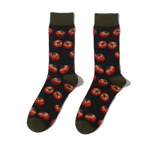 Herren Baumwolle Socken mit kreativem Tomaten Muster, schwarze Freizeitsocken für Alltag.