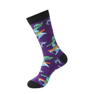 Lustige Alien Surfen Muster Socken in Lila, bequeme und stylische Baumwollsocken für Herren.