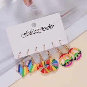Detaillierte Nahaufnahme des bunten Emaille-Ohrring-Sets im Regenbogen-Design mit Peace.