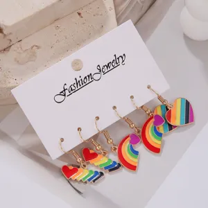 Nahaufnahme Detailansicht des bunten Regenbogen Herz Emaille Ohrringsets auf Karte.