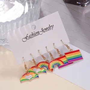 Nahaufnahme Detail bunter Regenbogen Herz Flagge Ohrringe Set auf schöne Displaykarte.