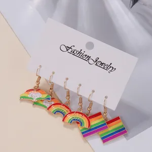 Detailansicht bunter Regenbogen- und Herz-Ohrringe Set mit süßen Legierungs-Tropfen.
