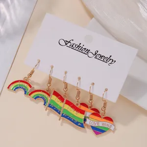 Vergoldete Legierung Ohrhänger mit bunten Regenbogen Flaggen und Herz Motiven und Text.