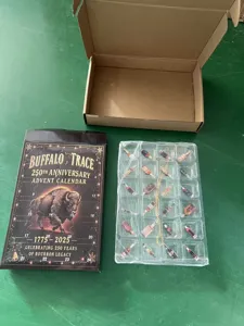 Calendario de Adviento Buffalo Trace 250 aniversario con adornos de botellas en miniatura.