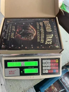 Calendario de adviento 250 aniversario Buffalo Trace caja de regalo festiva de vacaciones.