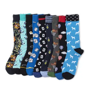 Bunte bunte Socken Set mit lustigen Mustern wie Hunden, Ankern und Ananas für Herren.