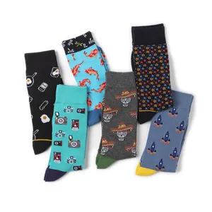 Bunte gemusterte Socken im Set mit lustigen Motiven wie Kameras, Fischen und Raketen.